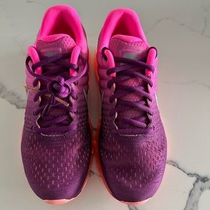 Nike Air Max Size 8. Never worn.